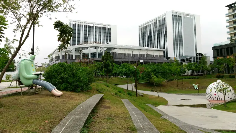 Dali Art 熊超人不飛 最是人間四月天 對面還有「讀書熊」