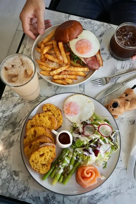 光一肆號 - 在老屋改造的玻璃屋中享受陽光、咖啡、早午餐，晚上化身餐酒館！台北公館早午餐推薦，大安區美食介紹