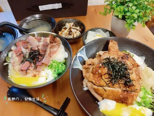 【台中】平價美味丼飯樹丼食堂，牛五花肉質鮮甜，無骨雞腿皮酥肉嫩，燒肉不乾不柴，份量十足，湯品無限續碗，令人滿足。