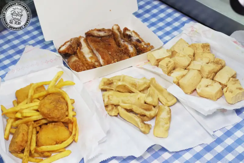 內湖湖光市場附近也可以吃到士林夜市排隊好吃雞排。維縈家鄉碳烤雞排-內湖店