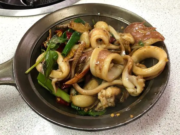 台中東勢美食客家料理》檳園食坊菜單價位大公開！不起眼的外觀～卻有高朋滿座的生意～推薦 紅燒牛肉麵、客家小炒、酸溜粉腸、和風鮮蚵。