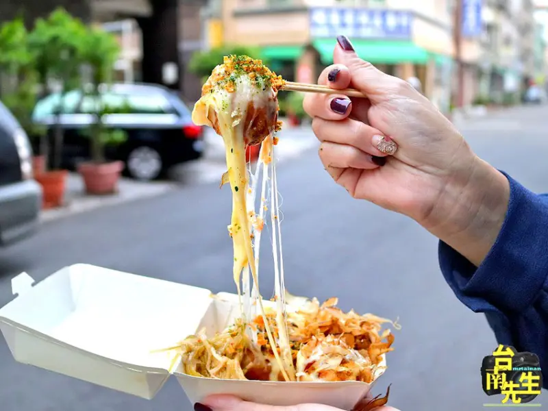 高雄章魚燒／下午才營業只賣4小時／限量供應晚來吃不到／當天採買新鮮章魚／每日隨機四種口味／隱藏版不定期推出／堅持現點現做／附贈自製小菜