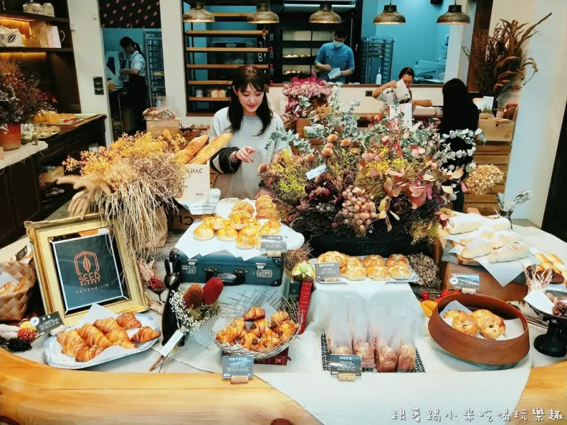 麵包籽Seed.Bakery。在麵包花園裡尋找高品質健康。奶油香而不膩麵包。整顆地瓜就在麵包裡面--踢小米食記