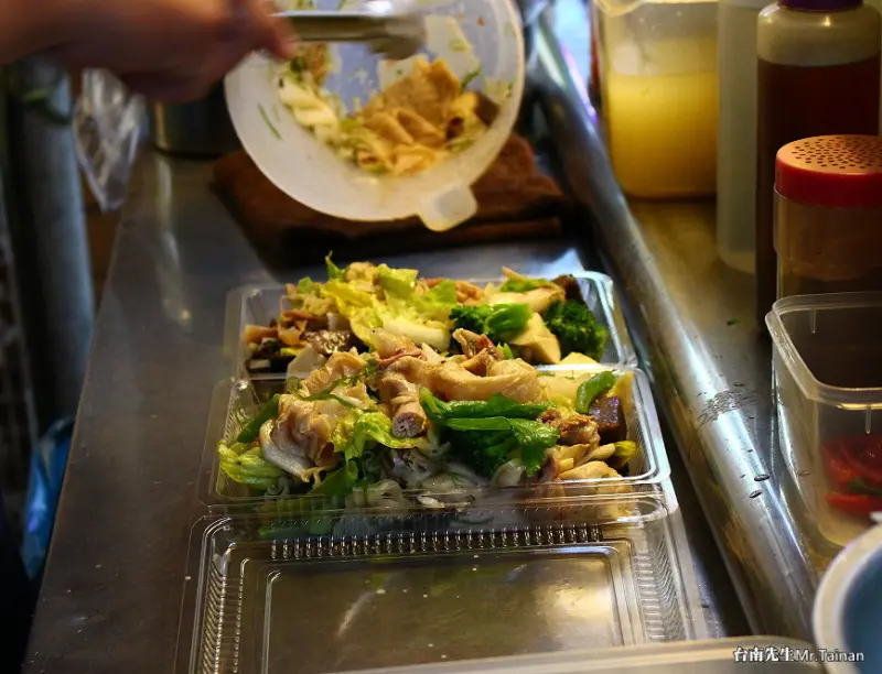 台南鹽水雞／每日限量晚來吃不到／免費去骨不加價／蔬菜當日現煮現賣／保證沒有隔夜菜／忠實顧客連吃三個月／獨家販售阿母私房菜／一擺攤就有客人上門