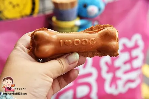 中原夜市超萌的骨頭雞蛋糕，一咬下去就牽絲，還有可愛的貓掌哦!!!