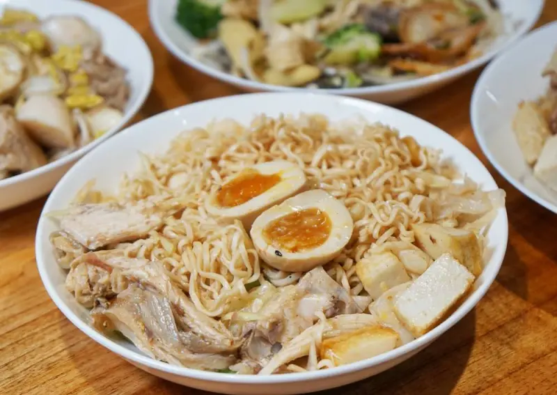 [高雄]鮮鹽堂泰式鹽水雞(大社店)-鹽水雞配泰式醬料新吃法!加泡麵就是狂~ - 美食好芃友