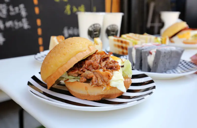 台中北區│翻白眼女孩炭烤三明治-貨櫃屋碳烤土司.沒來吃過別說你是網美 - 藍色起士的美食主義