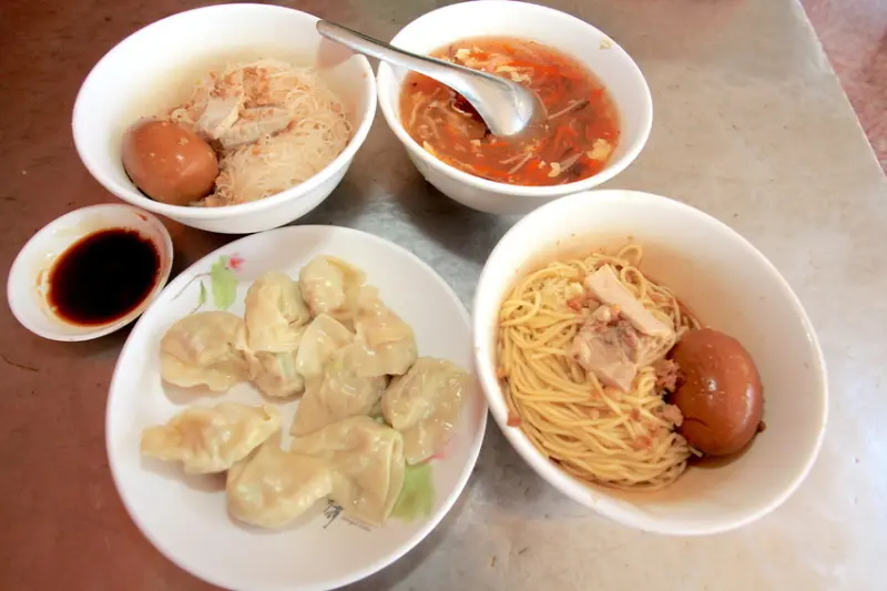 吃。台南|中西區。食尚玩家採訪過，超便宜的水餃，元月1日將漲價至每顆3元「穎川水餃」。