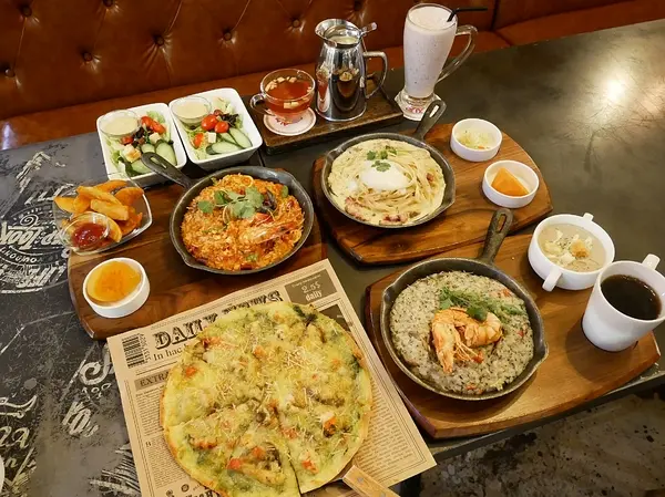 LaLa Kitchen新美式餐廳(交大店)-交通大學內的美式餐廳  一大面書牆超有特色  餐點選擇多  味覺視覺兼具  聚餐約會首選              