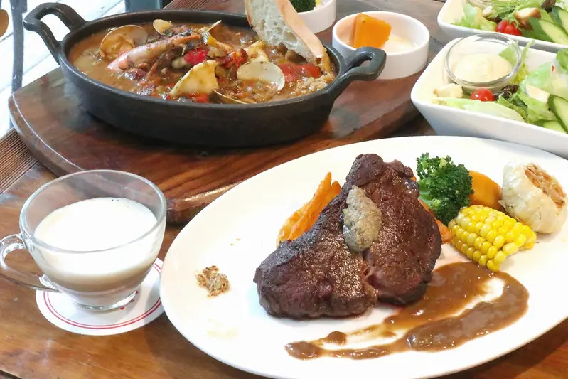 LALA Kitchen 新美式餐廳交大店。任熱情豪邁的南方菜餚與老爵士樂一起搖擺，最美校園餐廳中的老派約會（新竹東區）