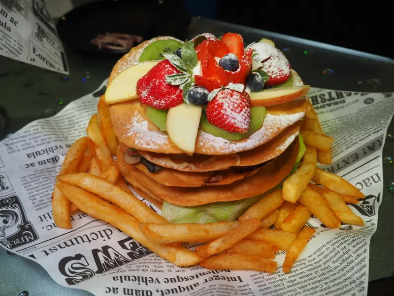 水吻 Aqua Kiss 美食家藝人激推招牌花生冰沙 甜鹹交錯披薩千層塔 大安區美食 捷運大安站 大安森林公園站 皮薄多汁的Kiss全家炸雞餐