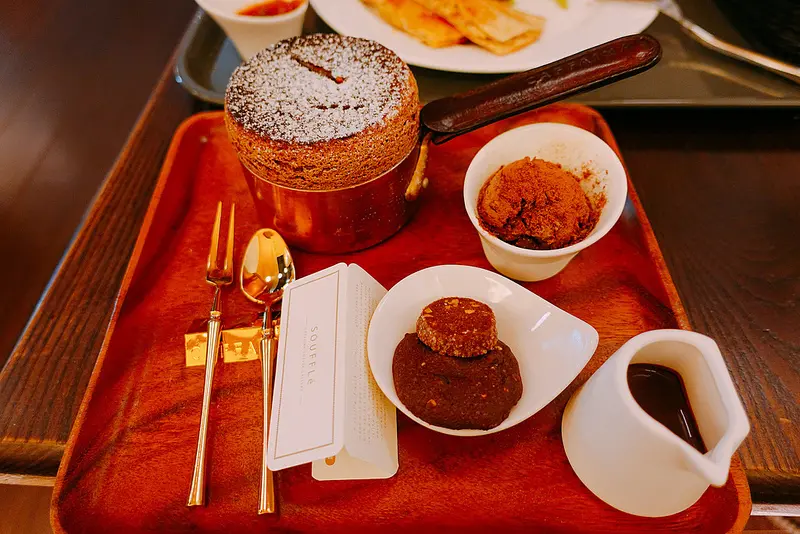 (胖樺食記)高雄必訪咖啡廳「卡啡那美術館店(CAFFAINA COFFEE GALLERY)」/舒芙蕾披薩薄餅生菜沙拉/美式氛圍環境佳不收服務費不限時