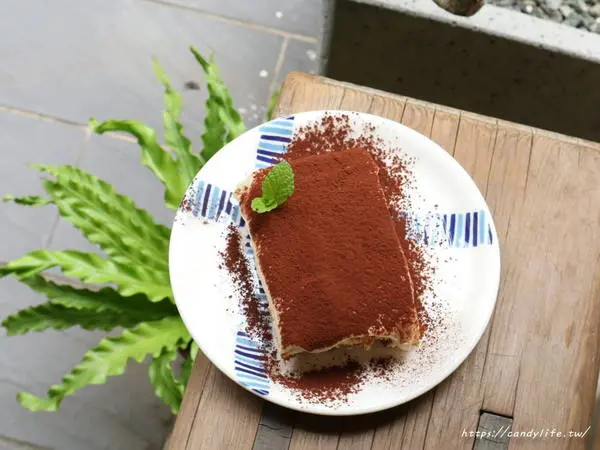 台中美食│學田有藝〃中興大學旁很有味道的老宅咖啡，激推大人味提拉米蘇~        
      