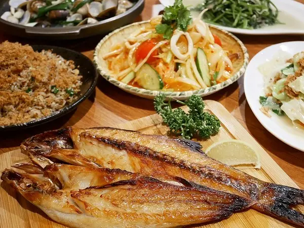 嘉義熱炒推薦，適合多人聚餐飲酒，餐點選擇豐富  烤、炸、煎、炒一應俱全-福芳酒食           