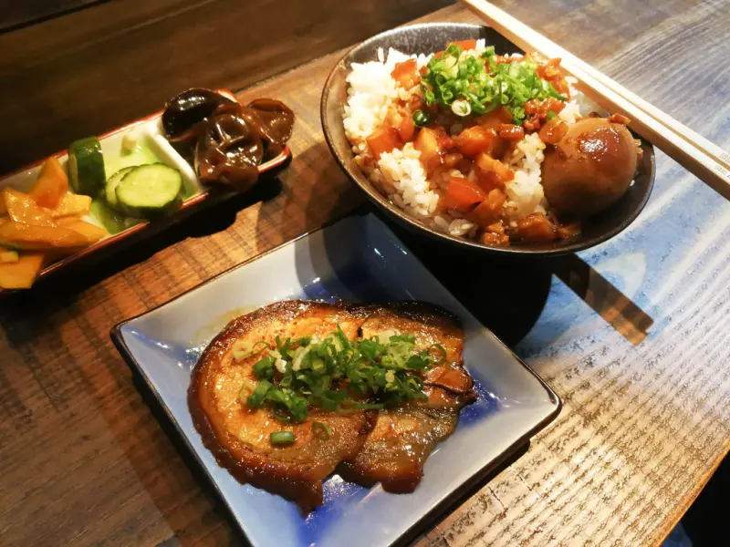 (中和區美食)隱身在中和國光街巷弄內的文青麵攤-食三麵屋,只有六個座位,吃的不只是麵還有人間溫暖