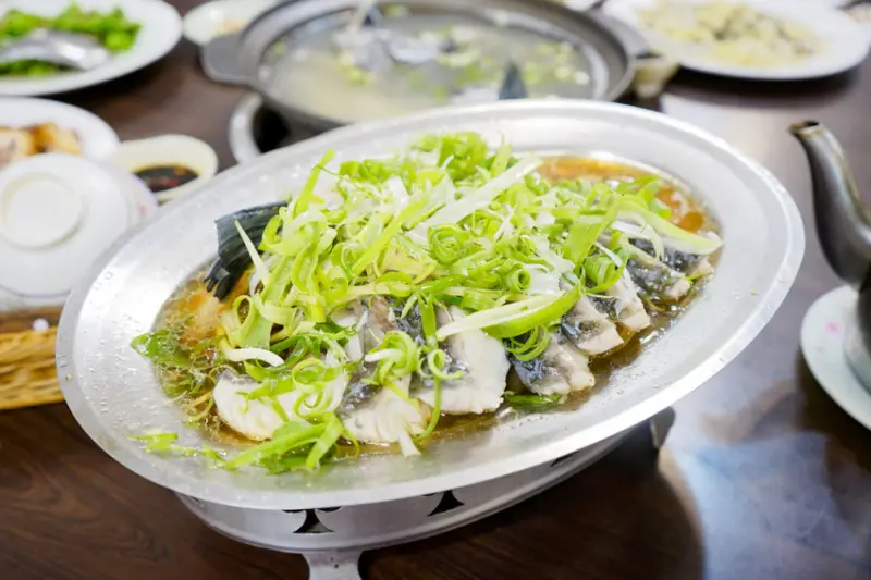 桃園｜十一份活魚餐廳 石門活魚現抓現殺超新鮮，大溪合菜推薦！ - 奇奇一起玩樂趣