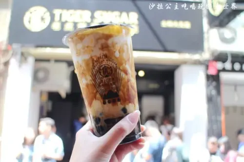 排了2小時終於買到台中『老虎堂Tigersugar(士林大北店)』插旗士林夜市/黑糖波霸厚鮮奶/虎虎生風/人氣排隊美食/捷運劍潭站