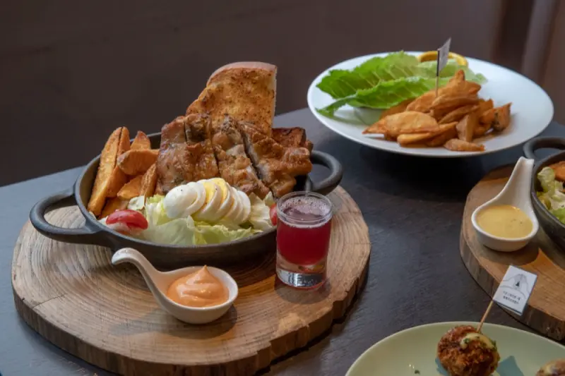 慢慢bistro｜台北早午餐推薦，超推酥脆多汁烤豬腳～在慢慢裡回憶生活中的感動 · 算命的說我很愛吃