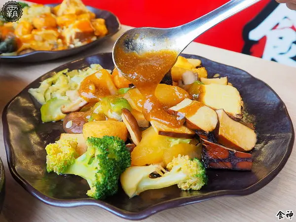 食神滷味全新二代店，紅黑時尚裝潢，新增蔬果老火湯清爽新口味~        
      