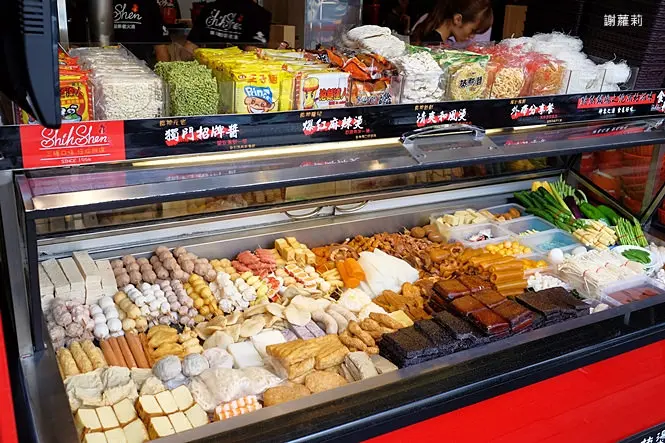 台中小吃 | 食神滷味 靜宜店。顛覆你想像中的滷味二代店，全台首創，多達170種食材任你選！