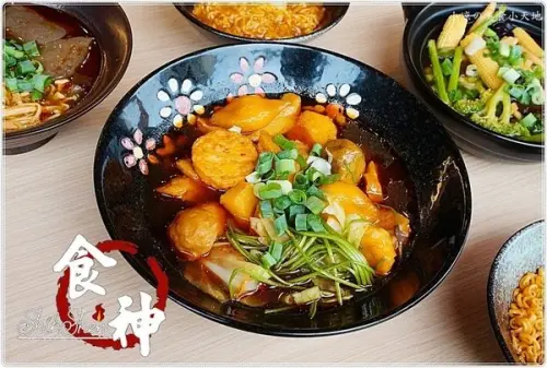 台中沙鹿』食神滷味靜宜店║食神到！銅板小吃、宵夜新選擇！獨家麻辣燙，多項食材，不同的香辣快感～        
      
