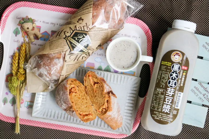 馬可先生麵包坊 伯爵茶蘋果燕麥豆漿蛋糕捲+田園番茄優格雜糧麵包+有機發芽濃豆漿