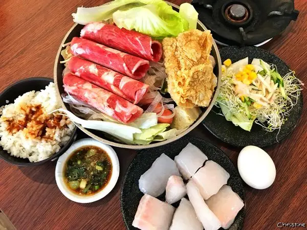 【南投。美食】草屯 / 億品鍋 風味小火鍋，平價小火鍋，豬油拌飯/日式涼麵/霜淇淋/爆米花吃到飽，虎山路上，草屯店