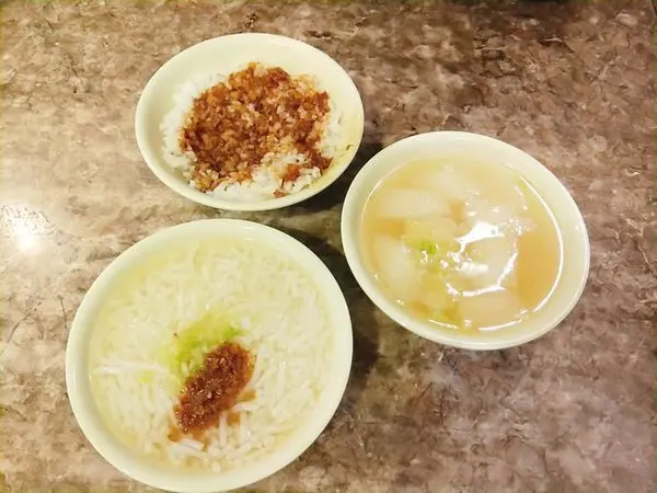 【板橋美食】只要30元便宜大碗又美味_按讚米粉湯魯肉飯_板橋巷仔內美食