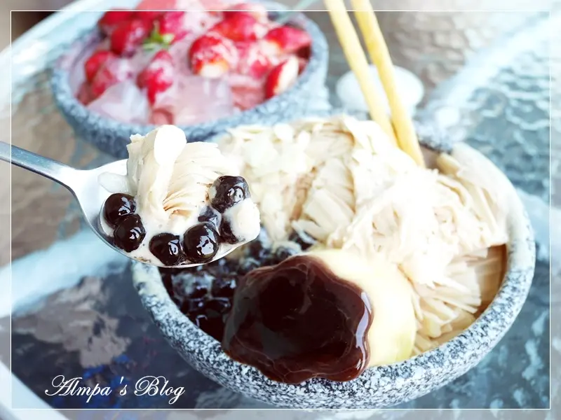 吃冰納涼看海景 小琉球-冰箱 飲．冰舖 十足草莓雪花冰 珍珠奶茶雪花冰