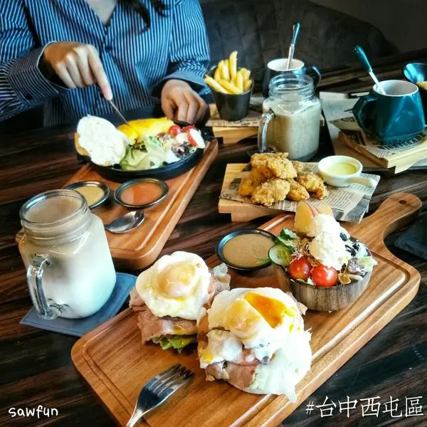 遇fun胃_享拾光 fun time ||台中美食||西屯區早午餐||近東海 逢甲夜市 新店抱抱♥ 網美翅膀牆 工業風早午餐 舒適環境 堅果豆漿