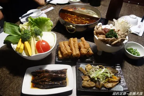 [食記]台北東區麻辣火鍋 - 老鼎旺川味鍋物 (時尚店) ~麻辣鍋配超美味鳳爪和銷魂麵，讚!