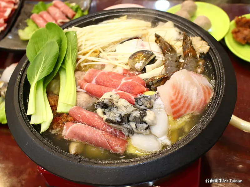 台南石頭火鍋／蔬果高湯鮮甜回甘不加味精／日本霜降和牛新上市／高湯、白飯、紅茶無限供應／用餐時段人潮滿滿／桌邊炒鍋服務