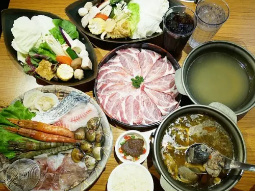 裊裊鍋物-逢甲巷弄內人氣火鍋  也是進補的好選擇  用餐時間高朋滿座  沒訂位還吃不到 (體驗券)              