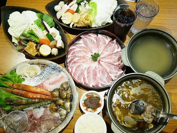 裊裊鍋物-逢甲巷弄內人氣火鍋  也是進補的好選擇  用餐時間高朋滿座  沒訂位還吃不到 (體驗券)              