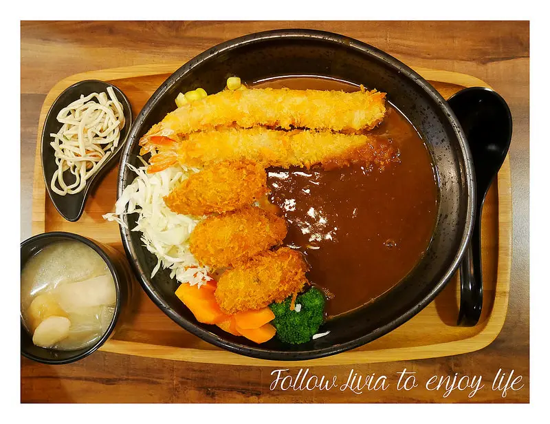 美食餐廳║台北萬華區 捷運西門町站 扒咖喱 唐揚雞咖哩/海老牡蠣咖哩/台北咖哩/萬華咖哩/台北高CP值/打卡聖地/香濃/日式 ❤跟著Livia享受人生❤