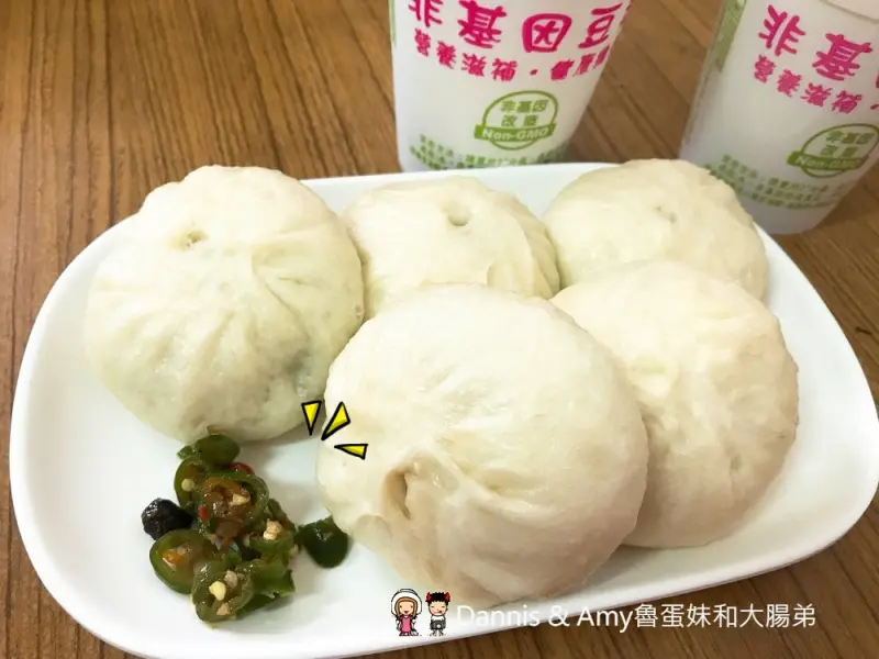 《新竹包子老店》金陵包子。鮮肉包韭菜包獨門招牌辣椒是加分的關鍵。食尚玩家浩翔推薦︱ （影片） - Dannis & Amy魯蛋妹和大腸弟