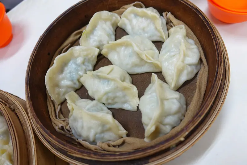 (胖樺食記)雲林斗六推薦平價美食「四方元餃子館」/高CP值爆漿蒸餃/銅板小吃/可內用/超嫩滷腱子肉/老木紅茶