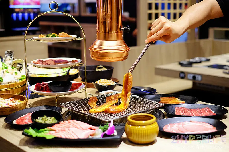 鑄燒|彰化市區日式炭火燒烤加火鍋吃到飽！金字塔組合肉盤之外還有多種肉品海鮮選擇，也有熟食冰品飲料自助吧可以享用哦 @強生與小吠的Hyper人蔘~