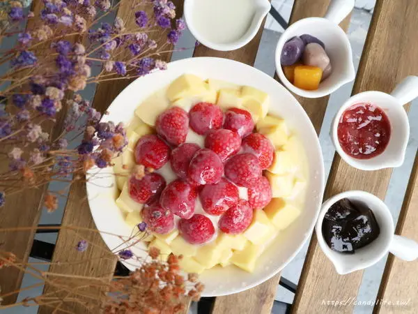 台中美食│好豆堂商號〃假日才吃的到的草莓牛奶豆乳冰！限量供應，想吃請趁早～              