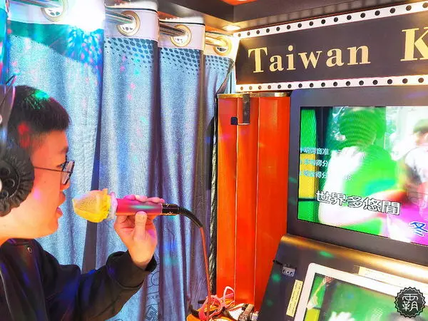 東區迷你KTV就在新時代購物中心對面~布簾拉起就是一間歡唱小包廂~              