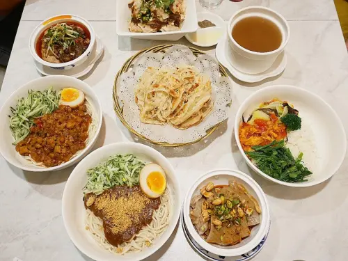 八珍饌-台中公益路北方料理  由老師傅親自操刀  讓顧客回味道地經典味  湯包、鍋貼、麵點應有盡有  一起來享用眷村好味道              