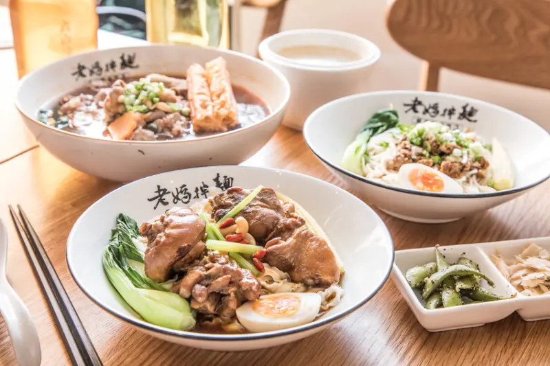 [台北大安]台北美食推薦，全球十大快煮麵，快煮麵的新食尚！老媽拌麵-關廟麵專門店 - 大手牽小手。玩樂趣