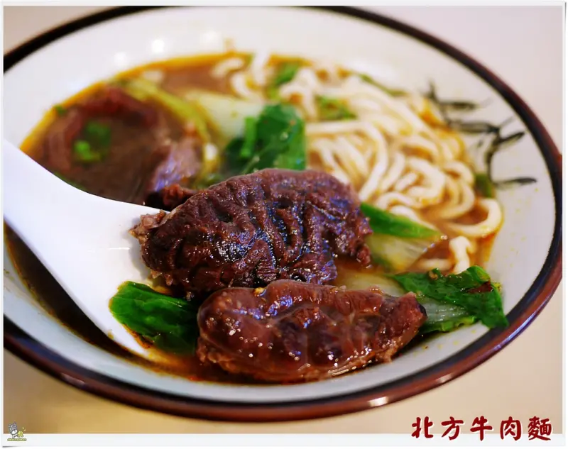◊ 深藏不露 低調店面 內藏湯頭濃郁甘醇讓人一吃上癮牛肉麵 ➩ 北方牛肉麵 北方牛肉麵手工水餃 菜單 板橋美食 亞東技術學院