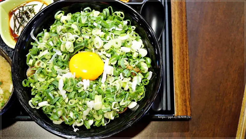 【新北美食】新丼／板橋捷運站站～非凡大探索，CP值高的平價丼飯，20道創意丼飯隨你選，白飯／高麗菜絲／味噌湯，都可以無限續加