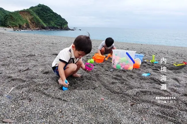 宜蘭旅遊景點 ▶ 內埤海灘 情人灣沙灘 ▶ 美麗的礫石沙灘 親子玩沙、踏浪、看海好去處 夏天就要帶孩子來海邊玩