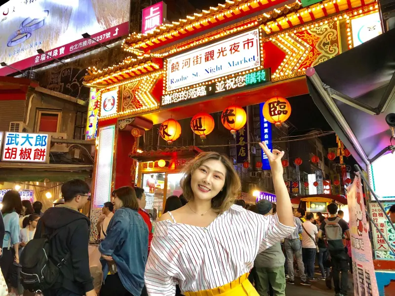 ｜饒河夜市每次來都吃不膩的美食｜- 超越店家水準的起司牛肉、入味Q彈的烤玉米、明太子起司烤餅簡單的好吃、古早味鹹酥雞超涮嘴、古早味超純冬瓜茶