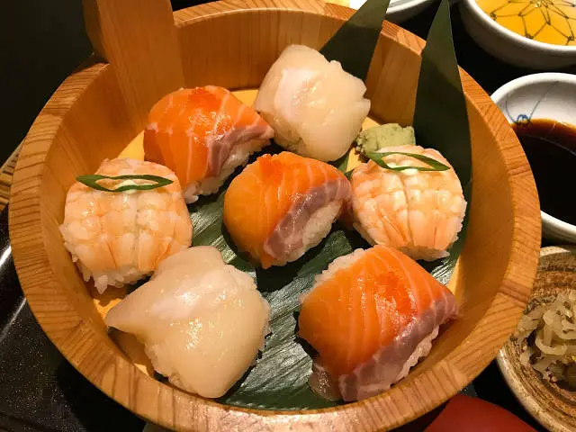 [食記] 新竹巨城 彌生軒YAYOI。2018夏季新菜色。手鞠壽司和海老天婦羅定食!
