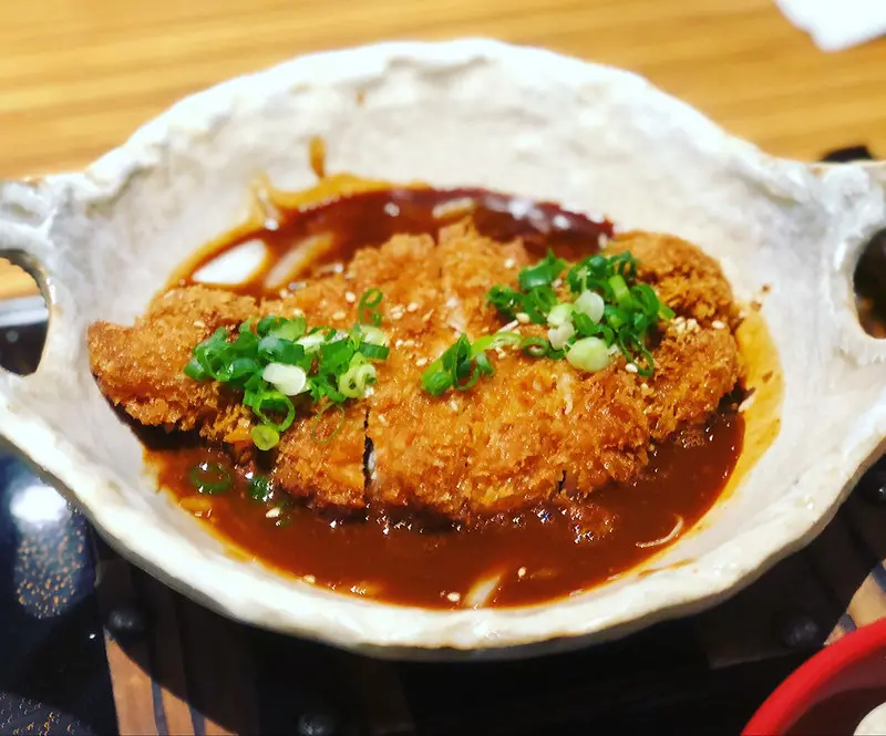 【新竹美食】YAYOI日式料理。 彌生軒巨城日式定食，平板點餐，廣島炸牡蠣定食、鮭魚生魚片、鮭魚丼飯、半熟溫泉蛋，巨城美食七樓，文末附詳細菜單。