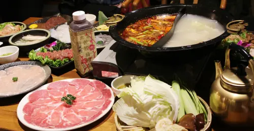 大安區捷運國父紀念館站麻辣鍋推薦→碼頭老火鍋*在這吃沒看過的重慶道地內臟鍋！推薦碼頭老嫩肉/嘶吼牛/十秒功夫豬肝/炸酥肉