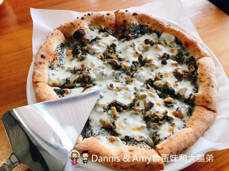 《新竹竹北親子餐廳》CasA披薩專賣店。拿坡里式披薩好吃餅皮彈Q有嚼勁。免費溜滑梯、遊戲室、沙坑、盪鞦韆、投籃機、童書︱中正西路上 （影片） - Dannis & Amy魯蛋妹和大腸弟